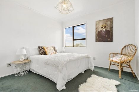 Photo of property in 2/74 Ayton Drive, Totara Vale, Auckland, 0629