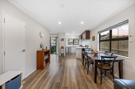 Photo of property in 2 Lumbarda Drive, Kumeu, 0810