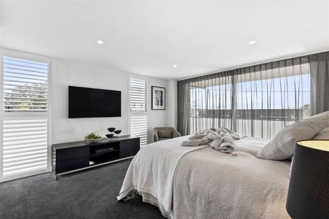 Photo of property in 11a Montgomery Avenue, Rothesay Bay, Auckland, 0630