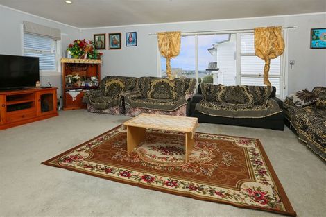 Photo of property in 12 Hepburn Road, Glendene, Auckland, 0602