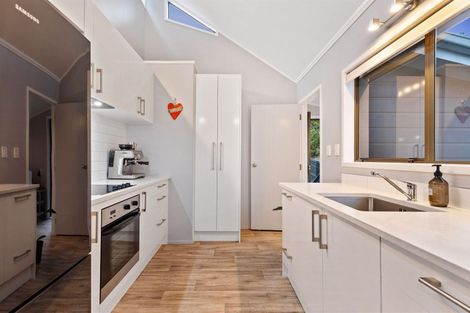 Photo of property in 15a Bridge Avenue, Te Atatu South, Auckland, 0610