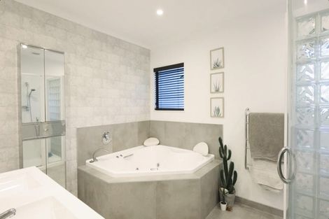 Photo of property in 8 Bowman Place, Whitby, Porirua, 5024