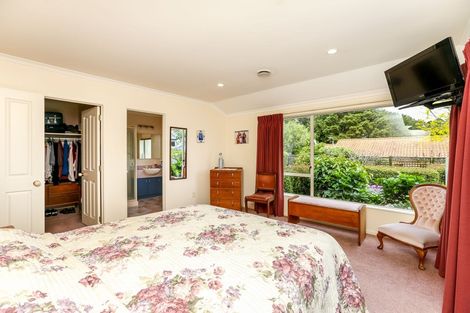 Photo of property in 18 Kinross Drive, Merrilands, New Plymouth, 4312
