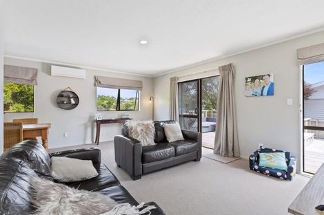 Photo of property in 2/12 Segedin Place, Glenfield, Auckland, 0629