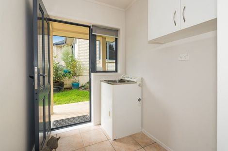 Photo of property in 11 Canary Place, Unsworth Heights, Auckland, 0632