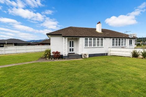 Photo of property in 2 Savage Crescent, Upper Hutt Central, Upper Hutt, 5018