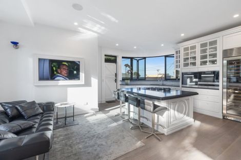 Photo of property in 1/60 Milford Road, Milford, Auckland, 0620