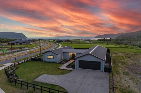 Photo of property in 2 Seven Oaks Drive, Kinloch, Taupo, 3377