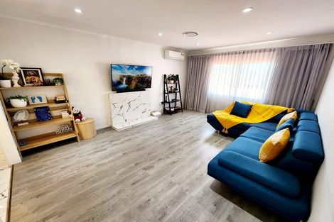 Photo of property in 2/31 Sunnyfield Crescent, Glenfield, Auckland, 0629