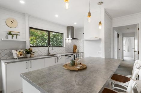 Photo of property in 2/21 Tahu Crescent, Sunnynook, Auckland, 0620