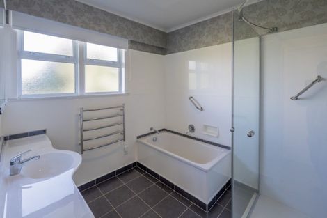 Photo of property in 18 Kawau Grove, Waikanae Beach, Waikanae, 5036