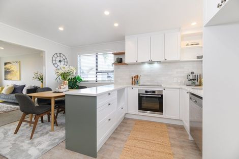 Photo of property in 17 Foyle Place, Glendene, Auckland, 0602