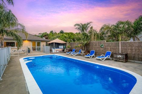 Photo of property in 54 Roberts Road, Matakatia, Whangaparaoa, 0930