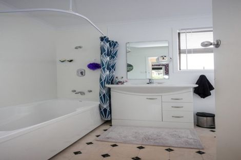 Photo of property in 124 Centennial Avenue, Helensburgh, Dunedin, 9010