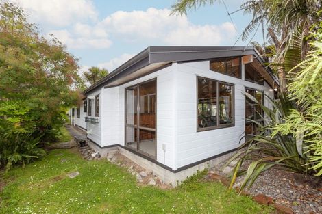 Photo of property in 1a Karaka Grove, Waikanae, 5036