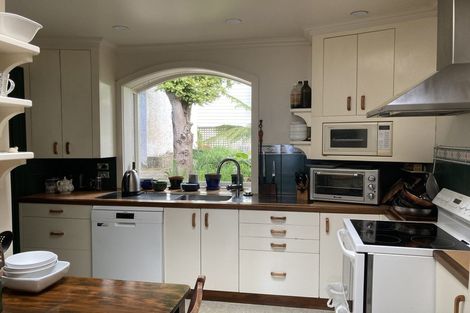 Photo of property in 28 Apuka Street, Brooklyn, Wellington, 6021