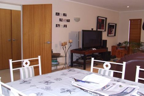 Photo of property in 1/4 Pine Hill Crescent, Browns Bay, Auckland, 0630