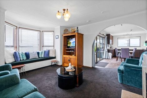 Photo of property in 90 Marine Parade, Bluff, 9814