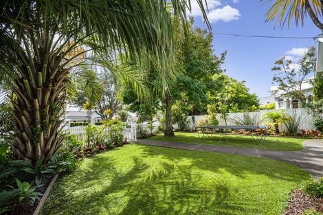 Photo of property in 15 Waterview Road, Stanley Point, Auckland, 0624