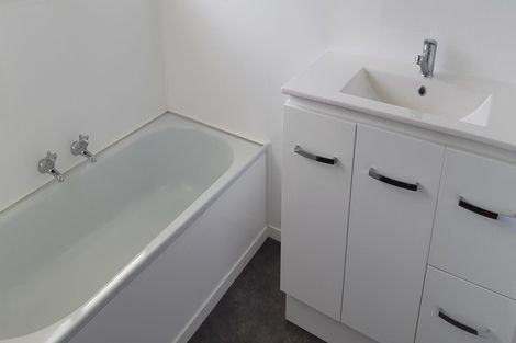 Photo of property in 3/84 Pupuke Road, Hillcrest, Auckland, 0627