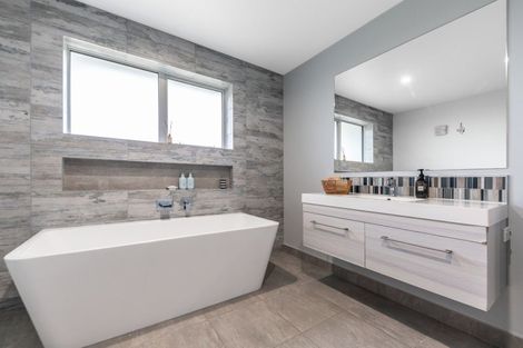 Photo of property in 32 Mike Smith Drive, Cambridge, 3434