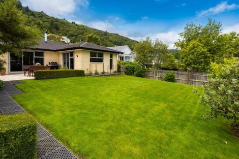 Photo of property in 88 Milton Terrace, Picton, 7220