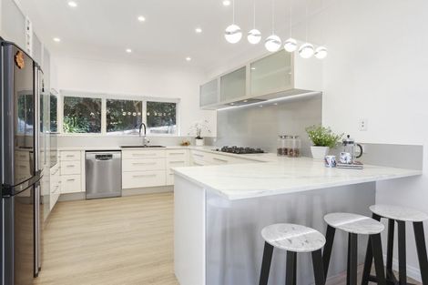Photo of property in 7 Hobbs Road, Matakatia, Whangaparaoa, 0930