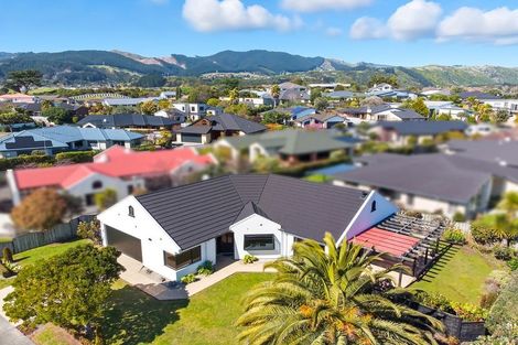 Photo of property in 2 Quadrant Heights, Paraparaumu, 5032