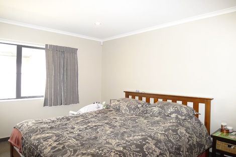 Photo of property in 100 Guildford Drive, Paraparaumu Beach, Paraparaumu, 5032