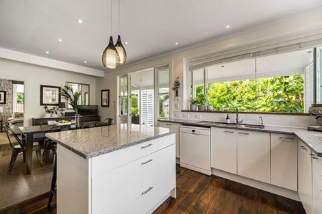 Photo of property in 15 Waterview Road, Stanley Point, Auckland, 0624