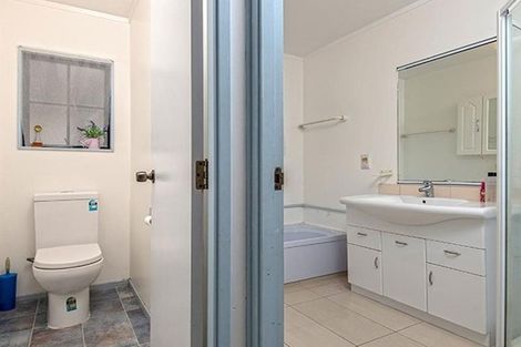 Photo of property in 2/16 De Quincey Terrace, Highland Park, Auckland, 2010