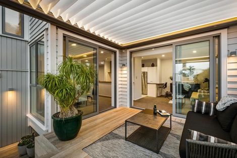 Photo of property in 32 Provence Esplanade, Te Atatu Peninsula, Auckland, 0610