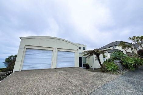 Photo of property in 24 Dress Circle, Newlands, Wellington, 6037