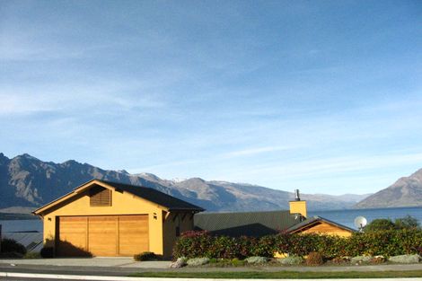 Photo of property in 70 Cedar Drive, Kelvin Heights, Queenstown, 9300