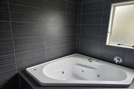 Photo of property in 18 Belleaire Court, West Harbour, Auckland, 0618