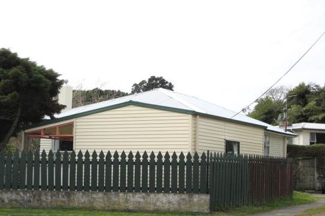 Photo of property in 11 Seaview Road, Marfell, New Plymouth, 4310