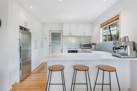 Photo of property in 1/9 De Val Drive, Titirangi, Auckland, 0604