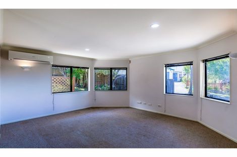 Photo of property in 4 Cloghan Close, Massey, Auckland, 0614