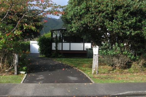 Photo of property in 3 Graham Grove, Waikanae, 5036
