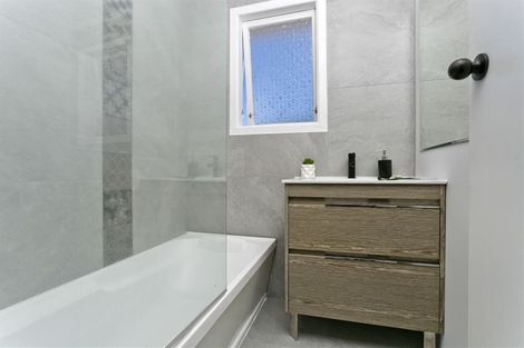 Photo of property in 18 Lendic Avenue, Henderson, Auckland, 0612