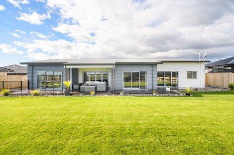 Photo of property in 22 Cyprus Place, Fitzherbert, Palmerston North, 4410
