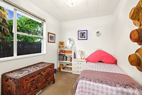 Photo of property in 2 Allington Road, Massey, Auckland, 0614