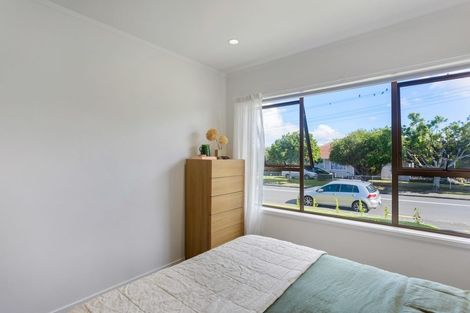 Photo of property in 1/2 Vodanovich Road, Te Atatu South, Auckland, 0610