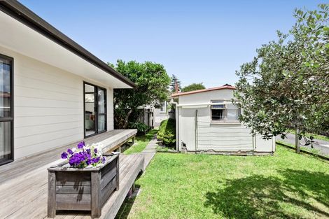 Photo of property in Peninsula Primary School, 61 Wharf Road, Te Atatu Peninsula, Auckland, 0610