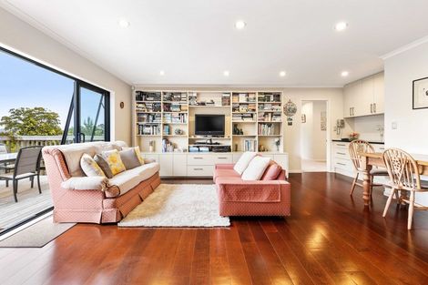 Photo of property in 3 Bintulu Place, Fairview Heights, Auckland, 0632