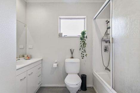 Photo of property in 2/1 Mossop Rise, Glenfield, Auckland, 0629