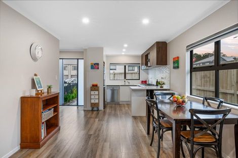 Photo of property in 2 Lumbarda Drive, Kumeu, 0810