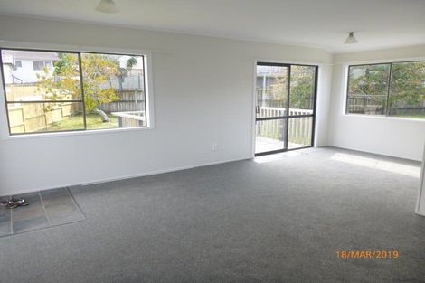 Photo of property in 8 St Catherine Crescent, West Harbour, Auckland, 0618
