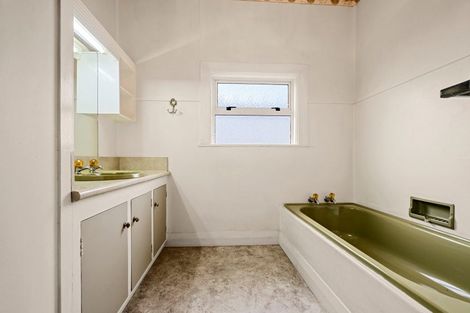 Photo of property in 220 Mangorei Road, Merrilands, New Plymouth, 4312