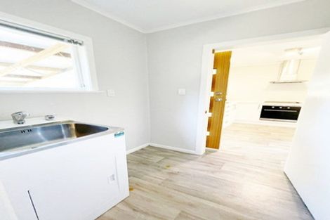 Photo of property in 5 Rondorlyn Place, Manurewa, Auckland, 2102